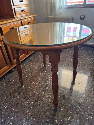 Conjunto mueble vitrina, mesa redonda y 4 sillas