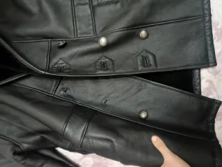 Cazadora de cuero negra