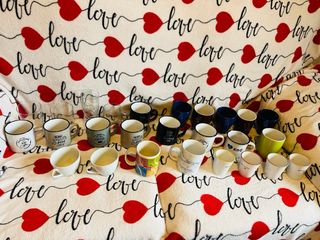 Juego de 26 Vasos de Cerámica y de Cristal.