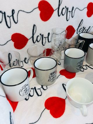 Juego de 26 Vasos de Cerámica y de Cristal.