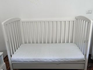 Lettino con materasso e fasciatoio