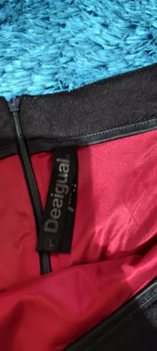 Falda Desigual Negra con Estampado Rojo