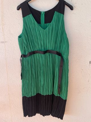 Vestido verde y negro plisado