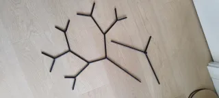 Colgador de joyas negro con diseño de árbol