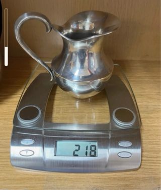 Jarra de metal plateada