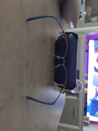 Gafas de vista azules y doradas