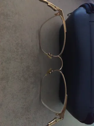 Gafas de vista azules y doradas