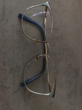 Gafas de vista azules y doradas