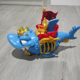 Tiburón Piratix con corona y trono