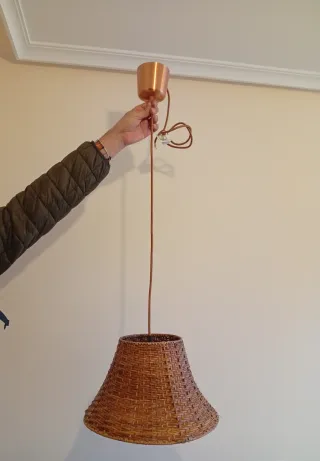 Lámpara colgante mimbre y metal tengo 2 iguales.