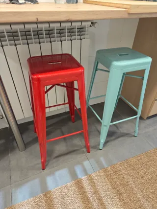 Taburete alto de metal rojo