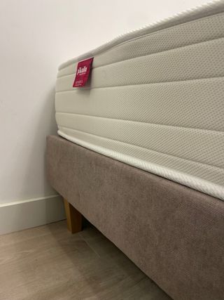 Cama tapizad 2m x 1.5m patas madera haya y colchón