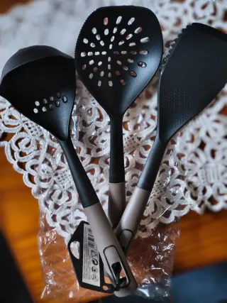 Set Utensilios Cocina Negro y Beige