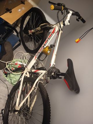 Bicicleta de montaña blanca