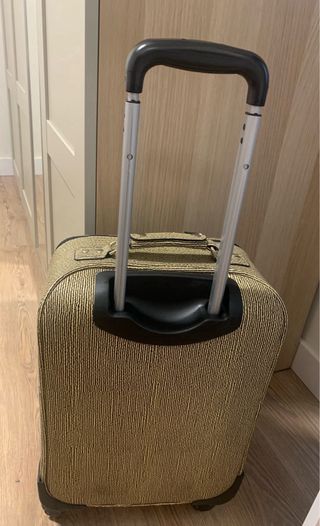 Maleta de cabina con rayas amarillas y negras