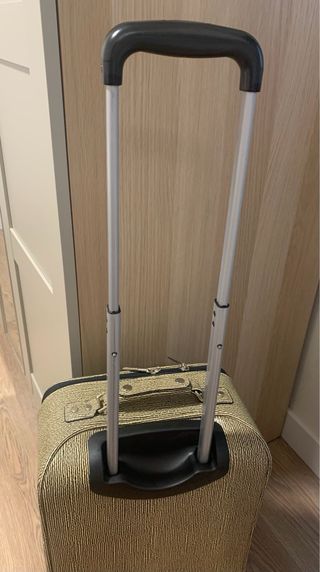 Maleta de cabina con rayas amarillas y negras