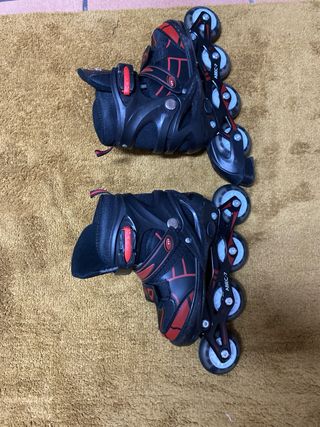 Patines en línea negros y rojos