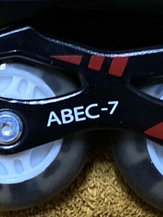 Patines en línea negros y rojos