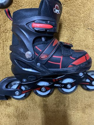 Patines en línea negros y rojos