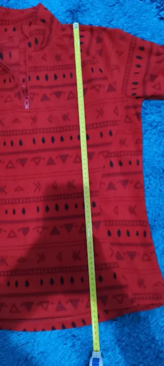Polar rojo con estampado tribal