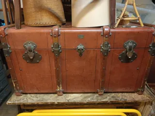 Baúl de viaje francés antiguo