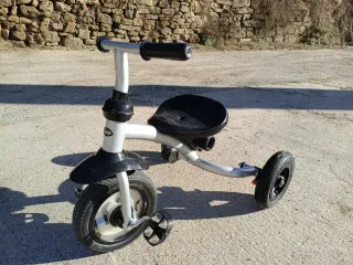 Triciclo infantil plateado y negro