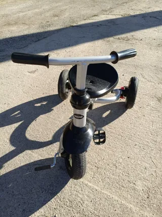 Triciclo infantil plateado y negro