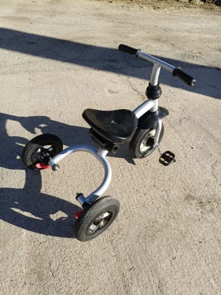 Triciclo infantil plateado y negro