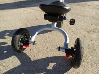 Triciclo infantil plateado y negro