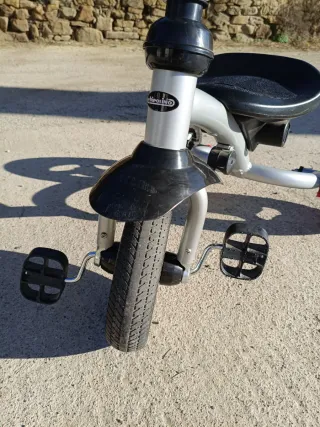 Triciclo infantil plateado y negro