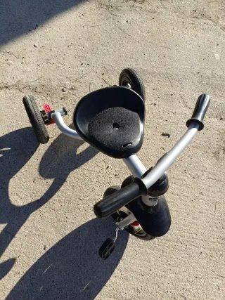 Triciclo infantil plateado y negro