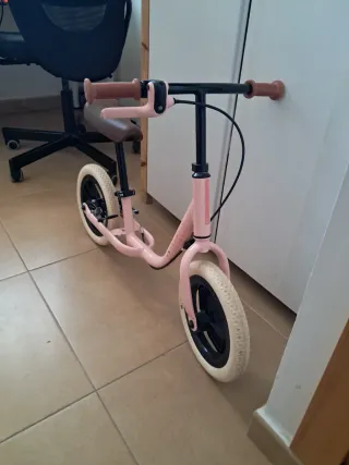 Bici sin pedales Btwin 10 rosa 2 a 5 años + Casco