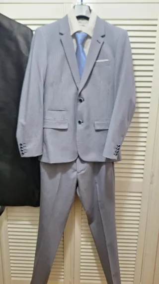 Traje gris hombre