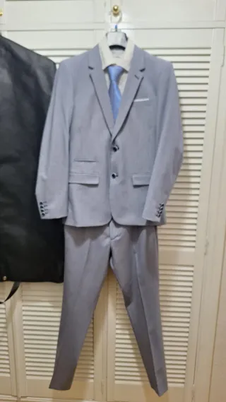 Traje gris hombre