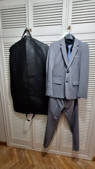 Traje gris hombre
