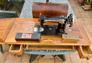 2 Máquinas de coser Singer antiguas.