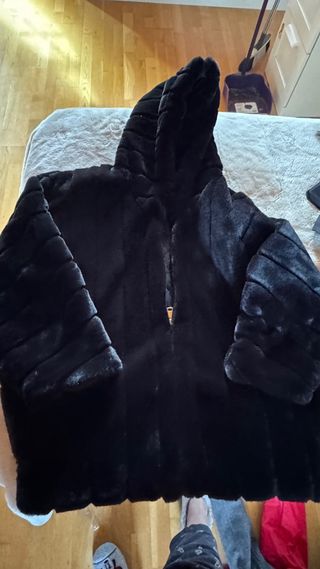 Abrigo pelo sintético negro con capucha