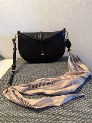 Bolso Zara Negro con Pañuelo