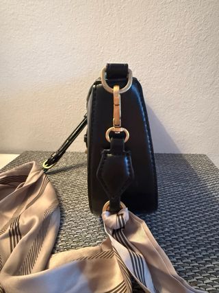 Bolso Zara Negro con Pañuelo
