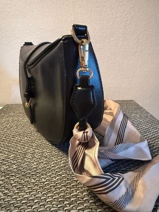 Bolso Zara Negro con Pañuelo
