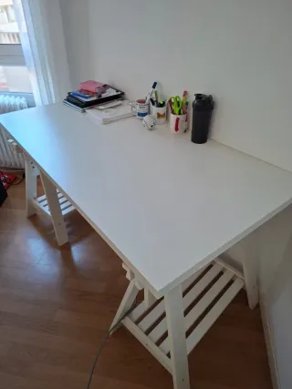 Escritorio blanco con caballetes. 150 x 75