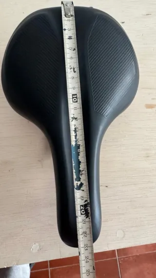 Sillín de bicicleta negro largo 25.5cm