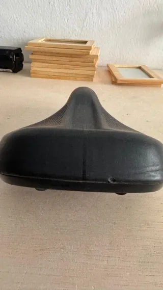 Sillín de bicicleta negro largo 25.5cm