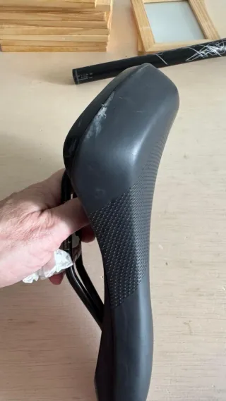 Sillín de bicicleta negro largo 25.5cm