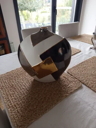 Jarrón de cerámica con diseño moderno