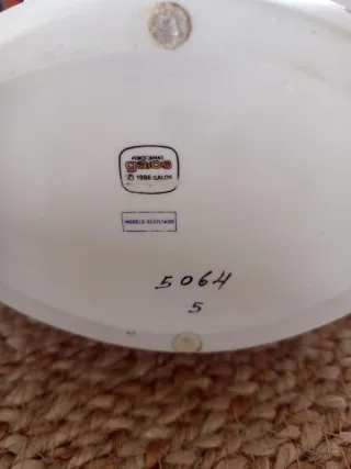 Jarrón de cerámica con diseño moderno