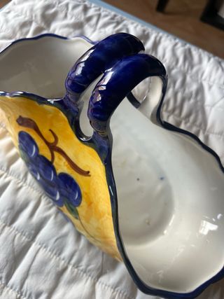 Frutero de cerámica con diseño de uvas