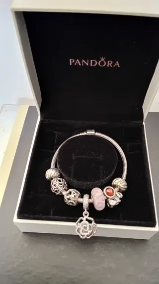 Pulsera Pandora con varios charms