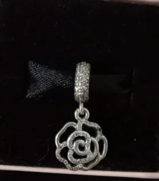 Pulsera Pandora con varios charms