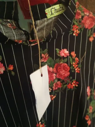 CAMISA NUEVA CON MANGAS FAROL ESTILO MATRIOSKA.